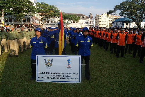 gambar perbarisan kontigen Perbendaharaan Negeri Sarawak dan Setiausaha Kewangan Negeri Sarawak sempena perbarisan Hari Jadi Tuan Yang Terutama Negeri Sarawak 