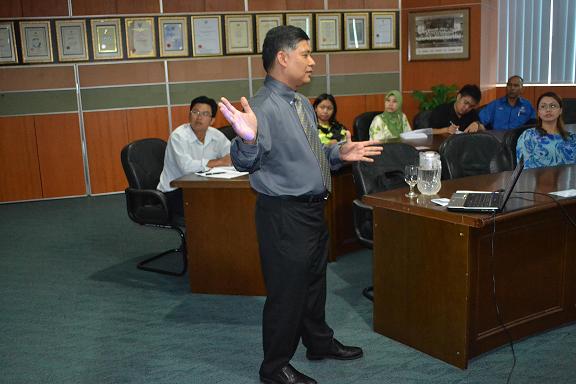 pegawai penuh minat untuk mendengar ceramah daripada encik nasaruddin