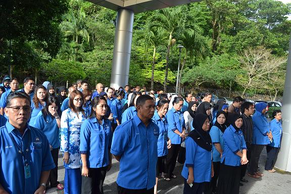 semua staf sedang berkumpul