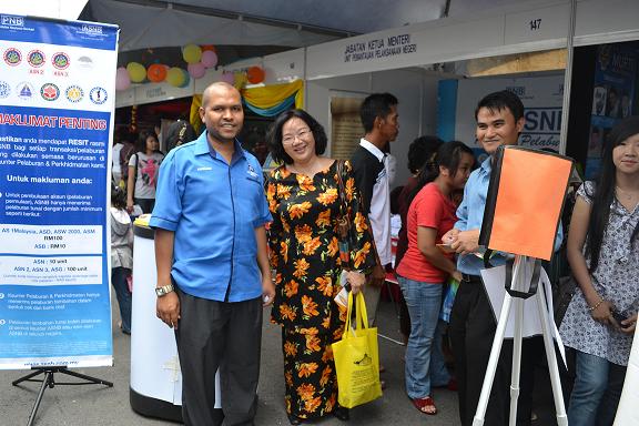 Cik Grace, pengarah audit dalam melawat ke gerai pameran jpns