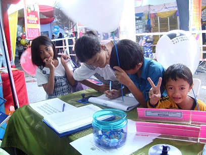 gelagat adik-adik yang berkunjung ke gerai pameran jpns