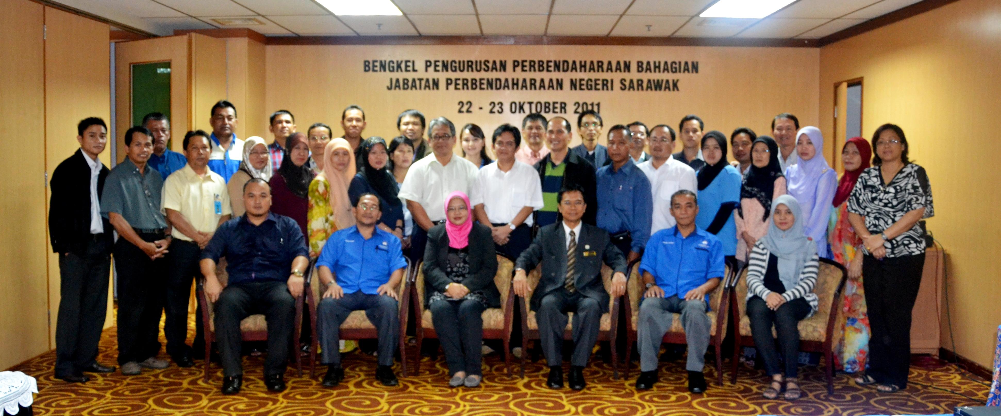 gambar akauntan negeri bersama semua peserta dan penceramah bengkel