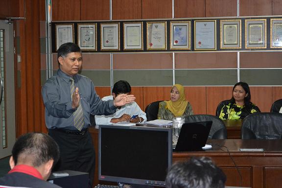 encik nasaruddin sedang memberikan ceramah